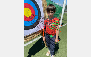 Après toute l'aide donnée pour l'installation, Ethan a pu inaugurer les blasons neufs en attendant les filles. MERCI, Ethan !